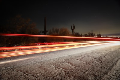 夜间道路上汽车的延时摄影